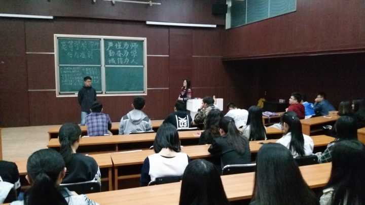 宋老師耐心指導同學 宋老師耐心指導同學